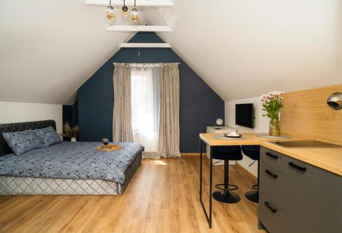 1 dormitorio con 1 cama y escritorio en una habitación en Fort63 Studio, en Kaunas