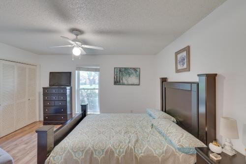 1 dormitorio con 1 cama y ventilador de techo en Charming Fort Worth Retreat about 12 Mi to Dtwn! en Fort Worth