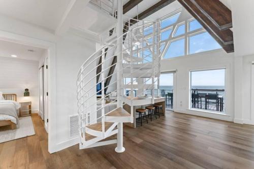 Habitación blanca con escalera de caracol y dormitorio en NEW - Luxury 5 br Beach Retreat, en Ponte Vedra Beach