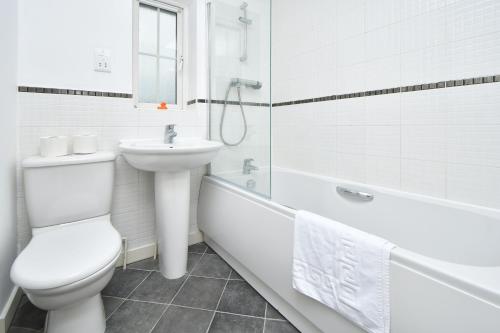 uma casa de banho com um WC, um lavatório e uma banheira em Tansey House by YourStays em Newcastle under Lyme