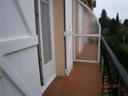 une porte ouverte sur un balcon d'une maison dans l'établissement Clos des plages studio avec parking privatif, à La Ciotat