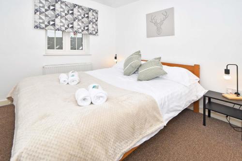 um quarto com duas camas com sapatos brancos em Tansey House by YourStays em Newcastle under Lyme
