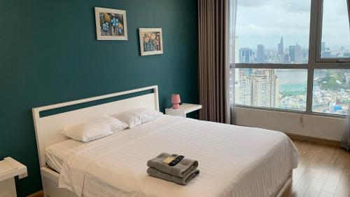 Un pat sau paturi într-o cameră la Căn hộ Vinhome Central Park - TJ32 Apartment