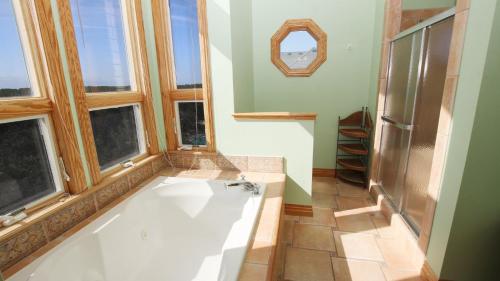 Ένα μπάνιο στο Semi-Oceanfront, Pool, Hot Tub, Close to beach! PI145, Four Seasons