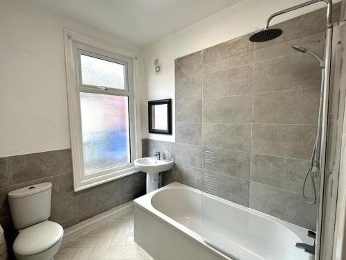 łazienka z wanną, toaletą i umywalką w obiekcie Middleton House by Blue Skies Stays w mieście Hartlepool