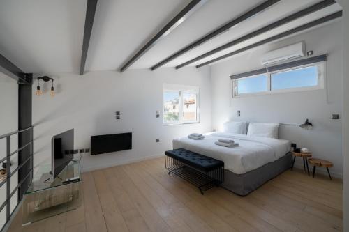 Säng eller sängar i ett rum på One Shade of Grey Loft with Private Terrace