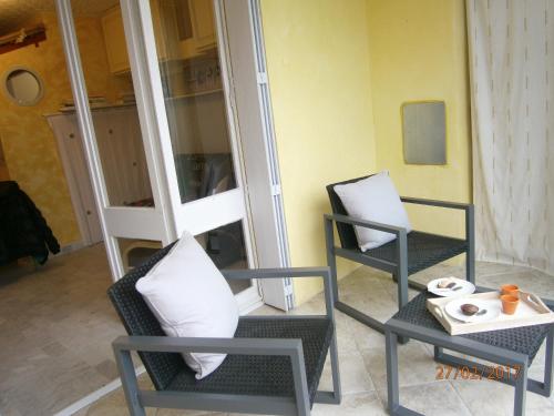deux chaises et une table dans une pièce dans l'établissement Agréable studio avec cave et parking privatif, à La Ciotat