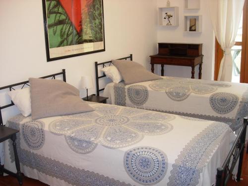 two beds sitting next to each other in a bedroom at Casa Martini in Pecetto