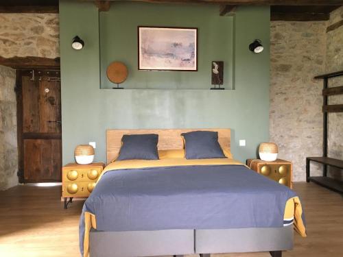 Sainte-CroixにあるChambres et table d'hôtes Le cèdre Aveyronのベッドルーム1室(大型ベッド1台、青と黄色のシーツ付)