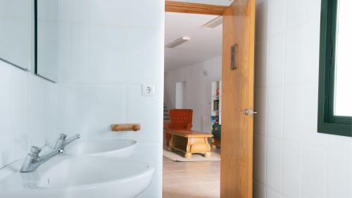 ein Bad mit einem Waschbecken und einem Spiegel in der Unterkunft Alojamiento El Monasterio in Almonaster la Real