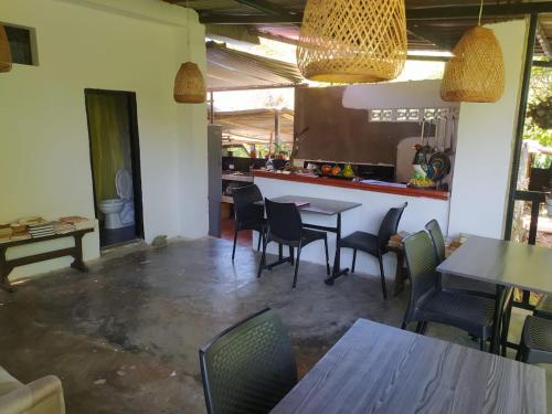 - un restaurant avec des tables et des chaises dans une salle dans l'établissement Casa de Campo El Regalo, à Norcasia