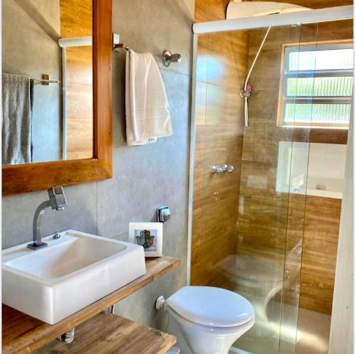uma casa de banho com um lavatório, um WC e um chuveiro em Casinha da Rena em Cambury em São Sebastião