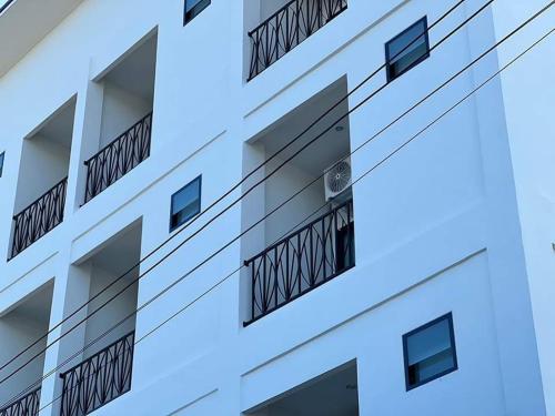 烏汶的住宿－ศิริณเพลส，带阳台的公寓大楼的图象