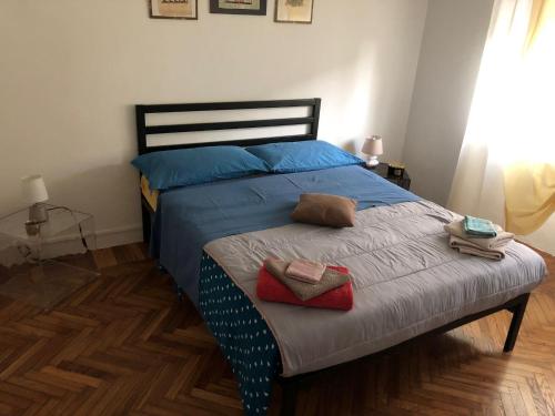 een slaapkamer met een bed met twee handdoeken erop bij Appartamento Farfalla Sara pala inalpi in Turijn