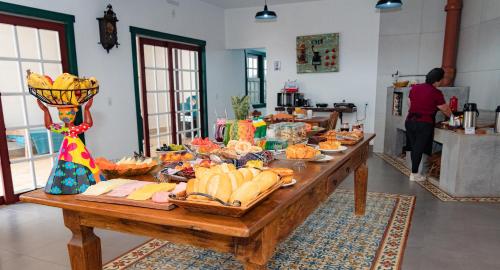 Una mesa en una cocina con plátanos. en Pouso da Rita - Tiradentes, en Tiradentes