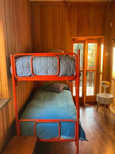 Łóżko piętrowe w niewielkim pokoju z drzwiami w obiekcie Villa Malgary w mieście Laceno