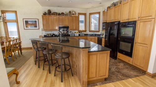 Una cocina o zona de cocina en OCEANFRONT, Pool, Pool Table, Private Beach Access, PI249, Wellfleet