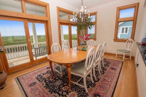 Un balcón o terraza de OCEANFRONT, Pool, Pool Table, Private Beach Access, PI249, Wellfleet