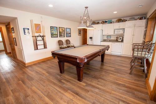 Una cocina o zona de cocina en OCEANFRONT, Pool, Pool Table, Private Beach Access, PI249, Wellfleet