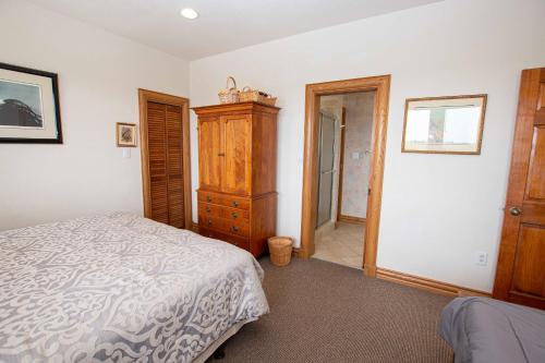 Cama o camas de una habitación en OCEANFRONT, Pool, Pool Table, Private Beach Access, PI249, Wellfleet