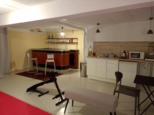 a kitchen with a treadmill in the middle of a room at Logement indépendant avec parking privé et terrasse, au calme. in Coulaines