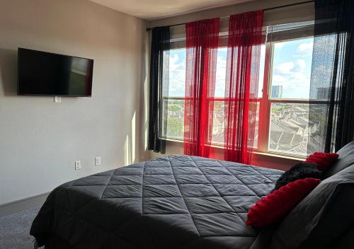 ein Schlafzimmer mit einem Bett und einem großen Fenster in der Unterkunft Best area of Houston, TX. (Midtown Area) in Houston
