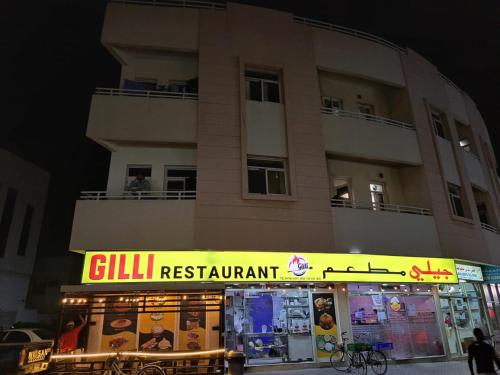 un edificio con un restaurante chill delante de él en B&B Hostel en Dubái