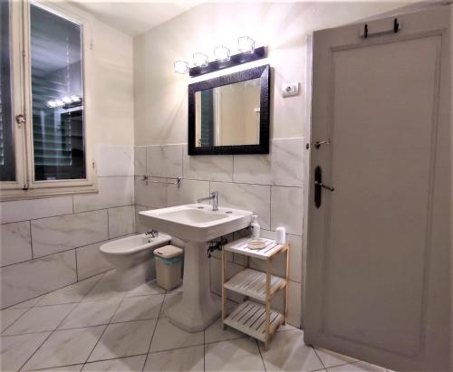 プラートにあるAppartamento Guidoのバスルーム(洗面台、トイレ、鏡付)