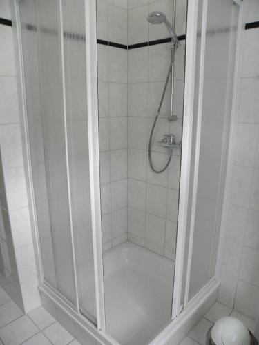 a bathroom with a shower with a glass door at Eichenblick in Prerow