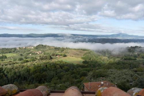 una vista de un valle con nubes en la distancia en Luxury Townhouse View of Tuscany, en Ficulle