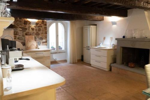 uma cozinha com lareira e bancada em Luxury Townhouse View of Tuscany em Ficulle