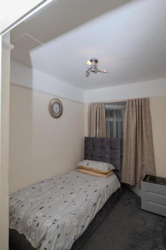 a bedroom with a bed in a room at Exclusive single room in Ilford