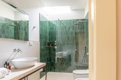y baño con ducha, lavabo y aseo. en Palazzo Misciattelli - Ripalta Luxury Residence, en Orvieto
