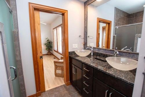 Un baño con dos lavabos y un espejo grande. en OCEANFRONT, Private Pool, Ocean Views, Private Beach Access, PI250, Windrift, en Sanderling