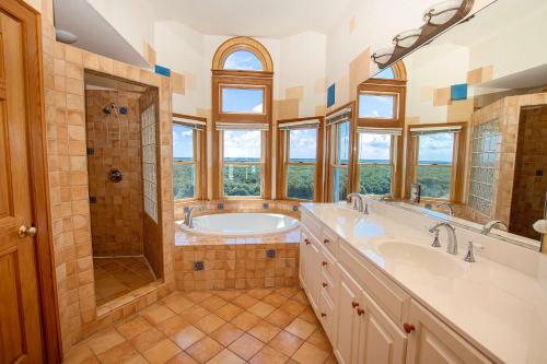 Koupelna v ubytování PI265, Mroning Star- Oceanfront, Private Pool, Rec Rm, Ocean Views!