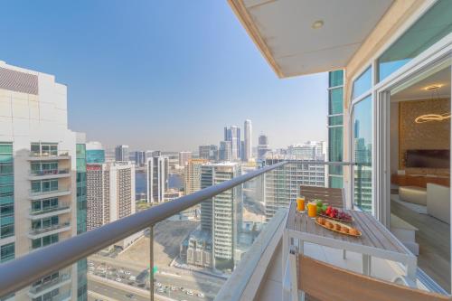 een balkon met uitzicht op de stad bij Boutique Living - Burj Views - Renovated in Dubai