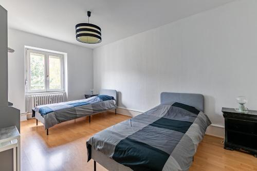 - une chambre avec 2 lits et une télévision dans l'établissement Strasbourg hyper centre - 120m2- F5, à Strasbourg