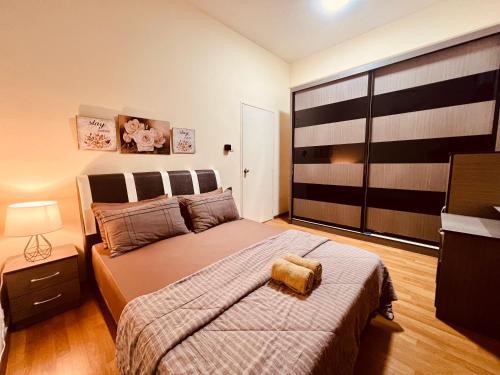 ein Schlafzimmer mit einem großen Bett in einem Zimmer in der Unterkunft HOMESTAY MELUR in Sandakan