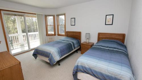 une chambre avec deux lits et un balcon dans l'établissement Oceanside, Hot Tub, Community Amenities, 845 ft to Beach Access, PI6, Fan-ta-sea, à Corolla