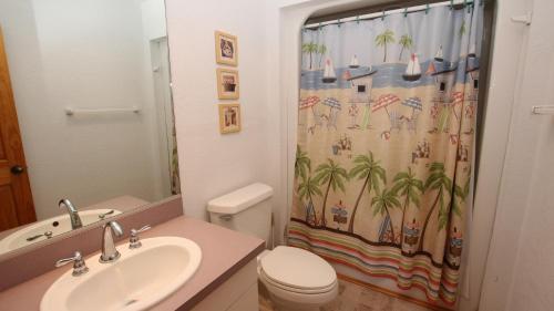 une salle de bain avec un lavabo et un rideau de douche dans l'établissement Oceanside, Hot Tub, Community Amenities, 845 ft to Beach Access, PI6, Fan-ta-sea, à Corolla