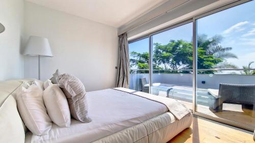 - une chambre avec un lit et une grande fenêtre dans l'établissement Villa Ravenala - by LovelyStay, à Funchal