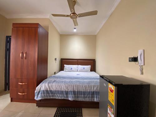 1 dormitorio con 1 cama y ventilador de techo en Royal Riverside Lodge, en Big Ada