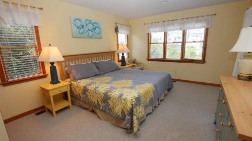 une chambre avec un lit et deux fenêtres dans l'établissement Oceanside, Private Pool, Volleyball, Screened porch, PI61, Without a Porpoise, à Corolla