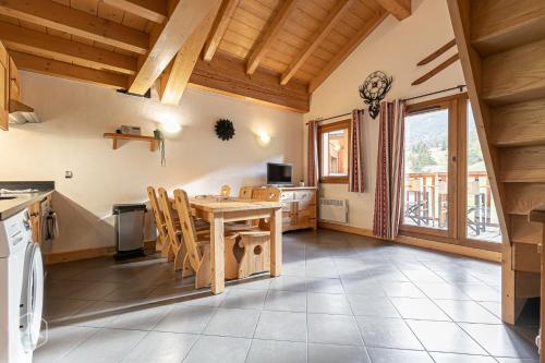 une cuisine et une salle à manger avec une table et des chaises dans l'établissement Le Marteen’s appartement pour 6 personnes à Val Cenis, à Lanslebourg-Mont-Cenis