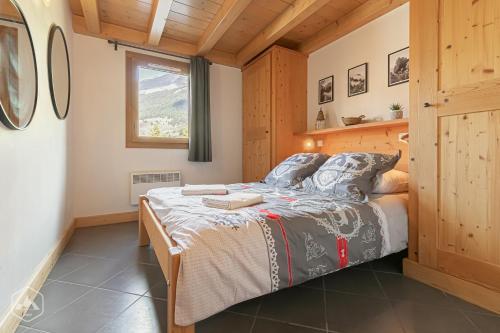 une chambre avec un lit et une fenêtre dans l'établissement Le Marteen’s appartement pour 6 personnes à Val Cenis, à Lanslebourg-Mont-Cenis