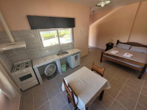 cocina con cama y mesa en una habitación en Apart Mirador del lago- Solo para adultos en Las Rabonas