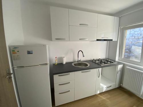 A kitchen or kitchenette at Apartament 2 camere
