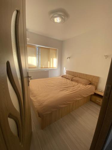 Tempat tidur dalam kamar di Apartament 2 camere