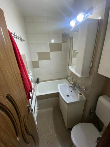 ein Badezimmer mit einem Waschbecken, einer Badewanne und einem WC in der Unterkunft Apartament regim hotelier Deva in Deva