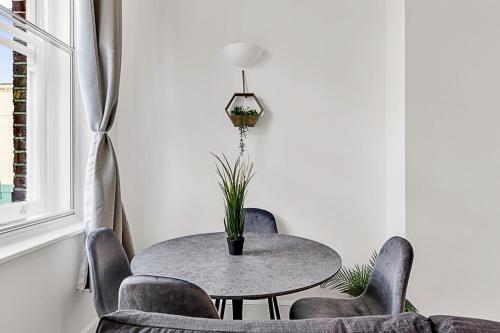 a dining room with a table and chairs at Contemporary Oasis in Paddington II in London